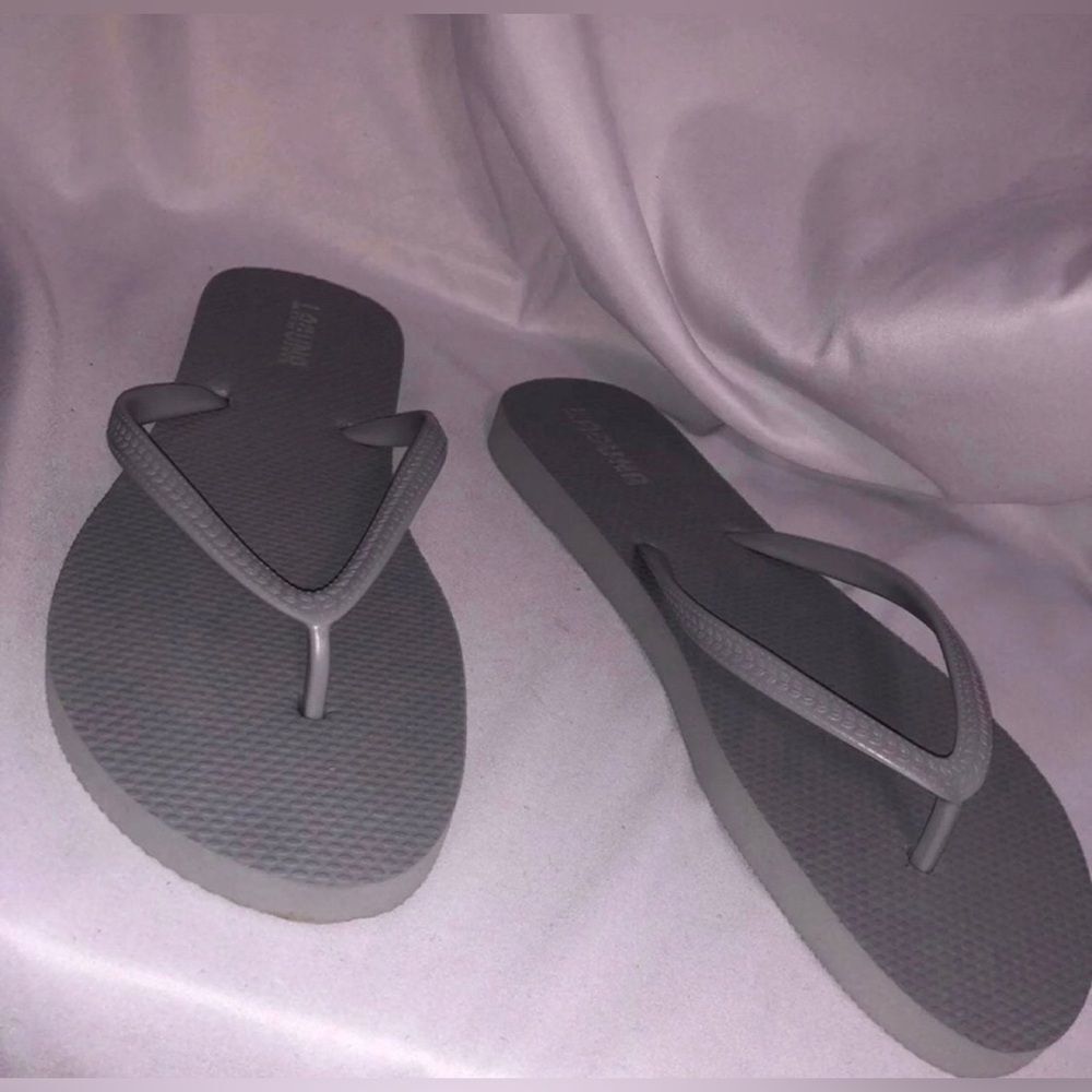 Size 11 Women’s Laguna flip flops